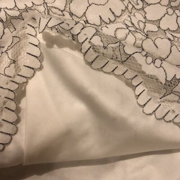 Torrid Brand White Lace Mock Neck Tank Top Tunic Floral Black Women's size 5 28 - Picture 7 of 7